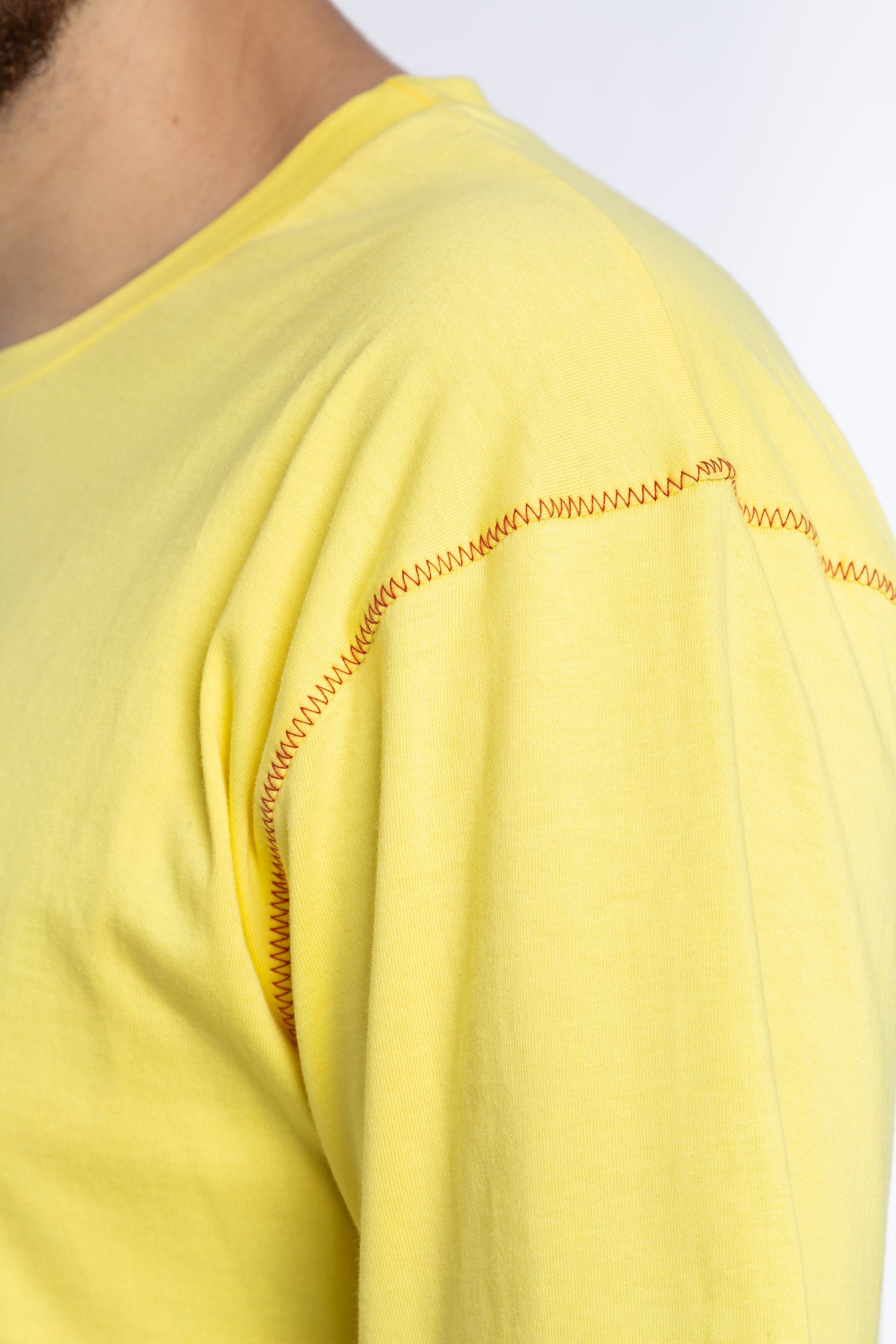 T-shirt with zigzag stitching on sleeves