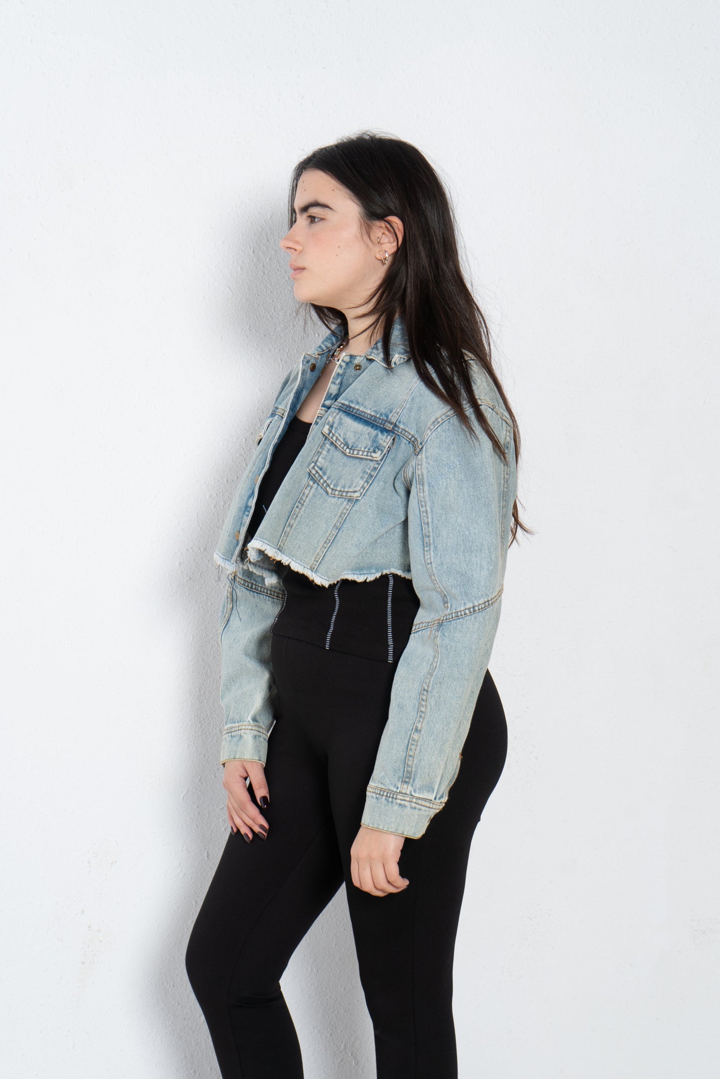 Cropped jeans jacket with cuts