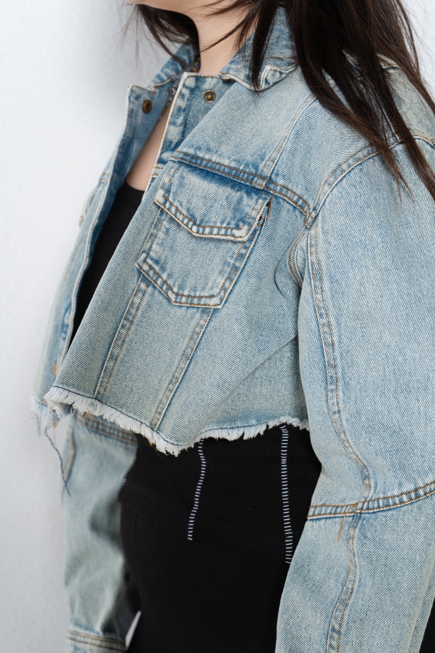 Cropped jeans jacket with cuts