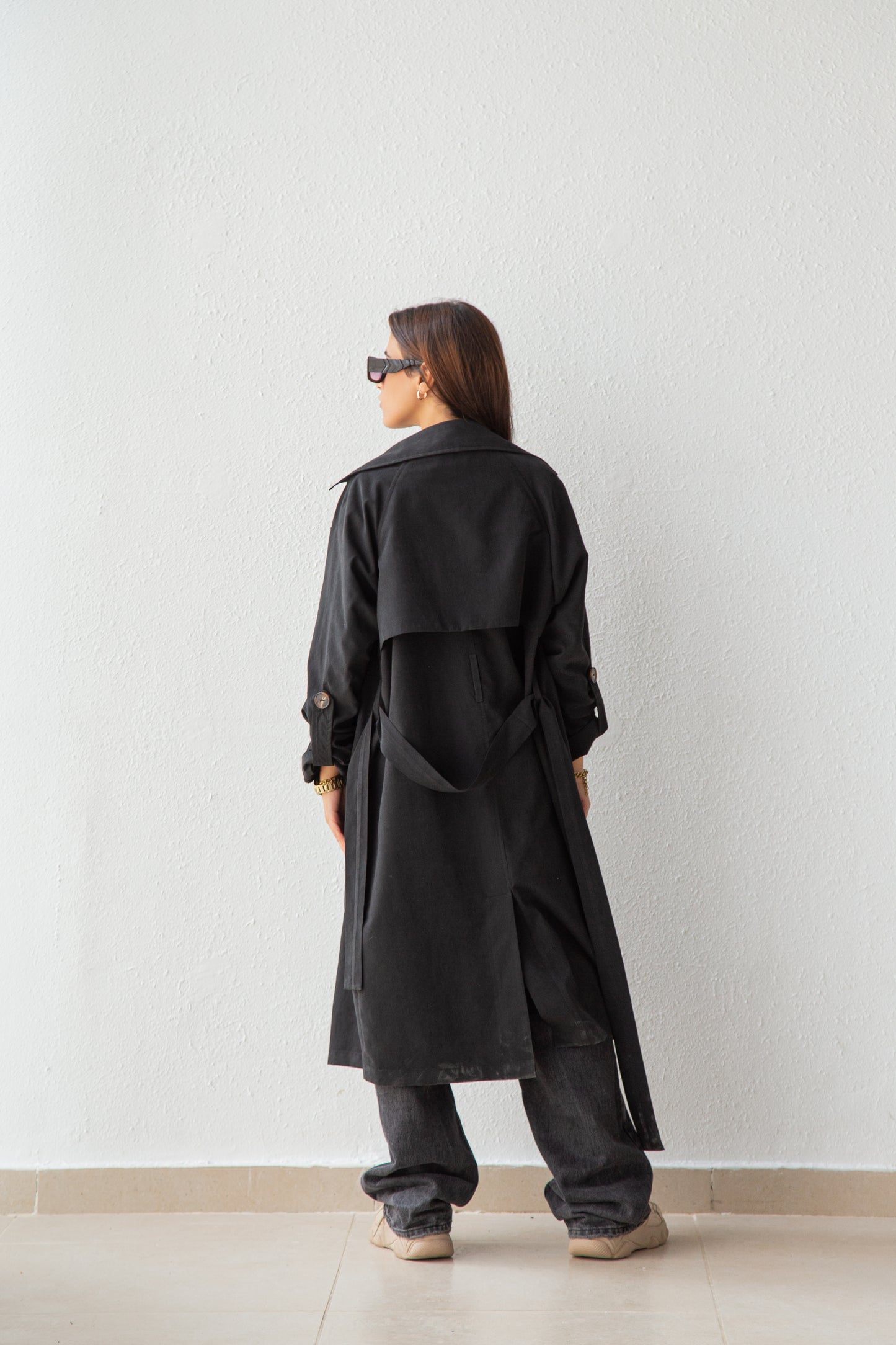 Trench coat with lightweight fabric