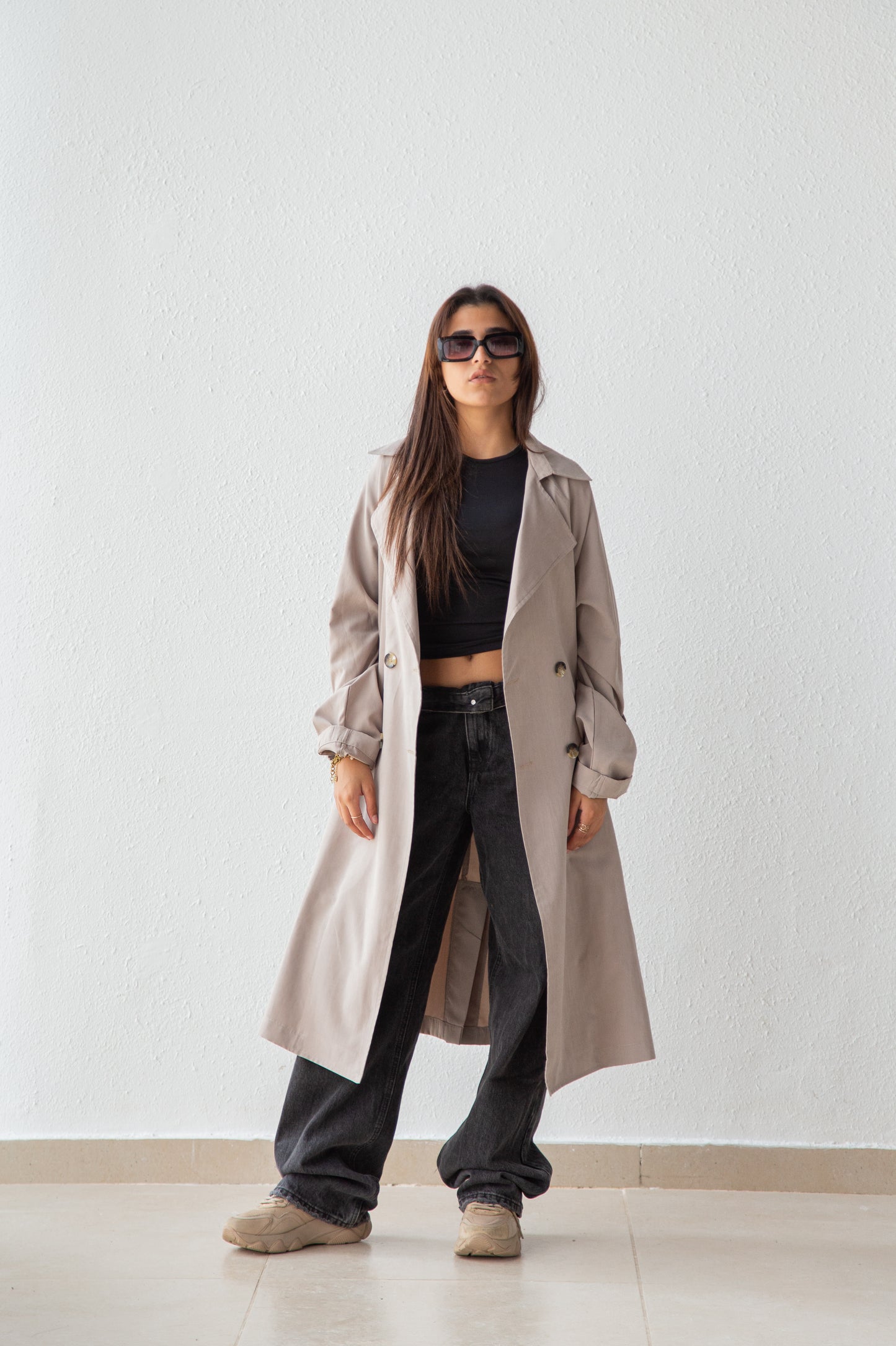 Trench coat with lightweight fabric