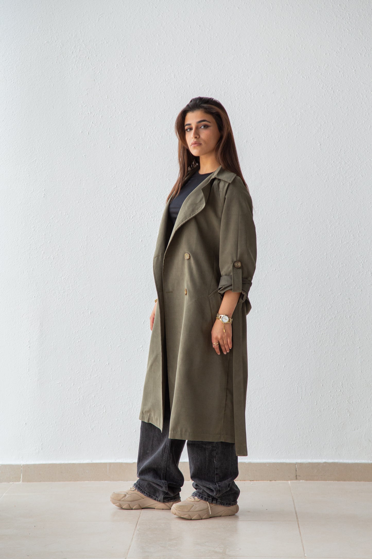 Trench coat with lightweight fabric