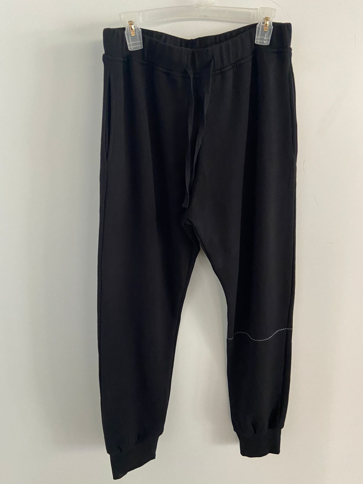 Sweat pant with one side zigzag embroidery