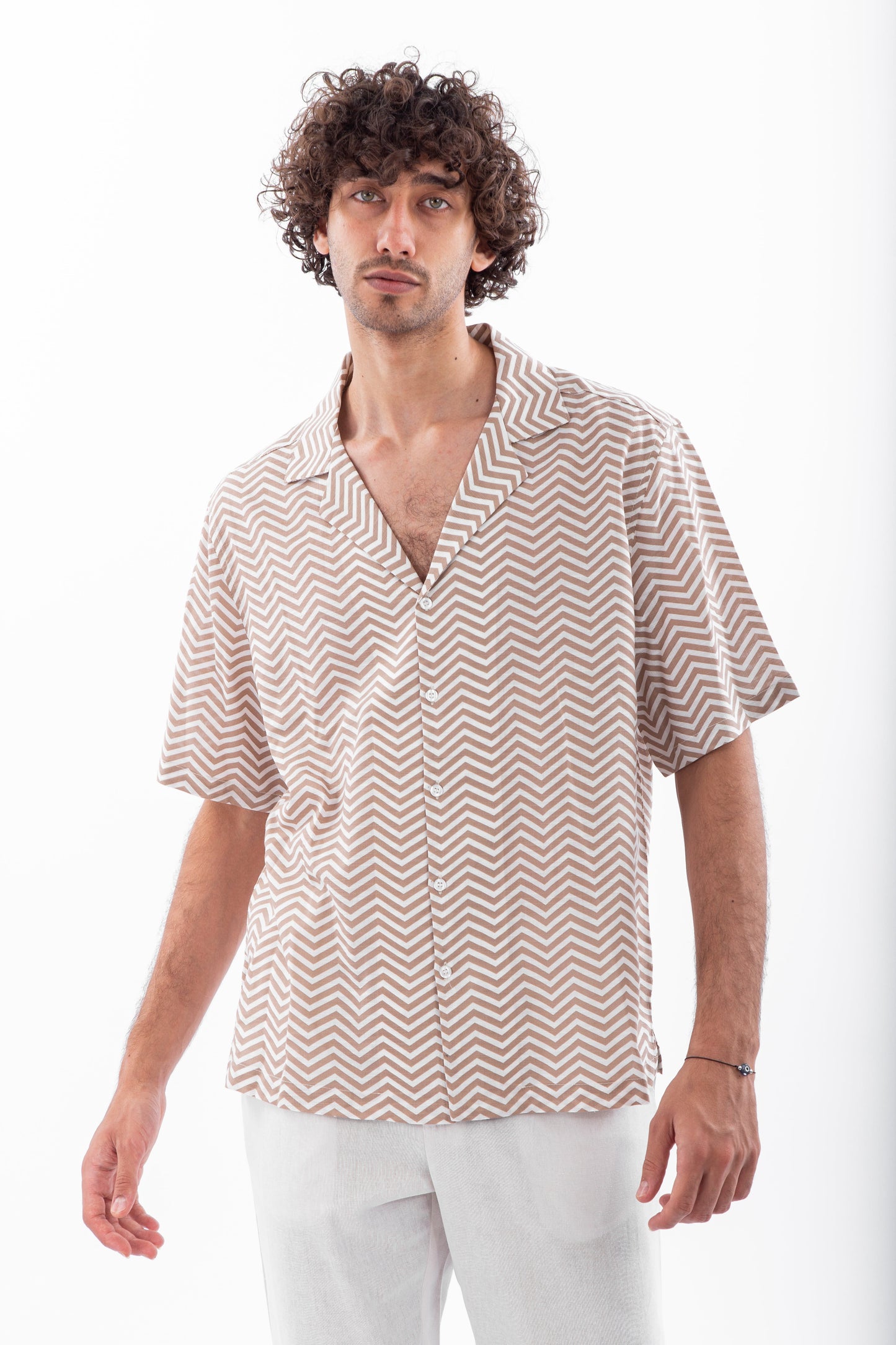 Short sleeve shirt with zigzag print