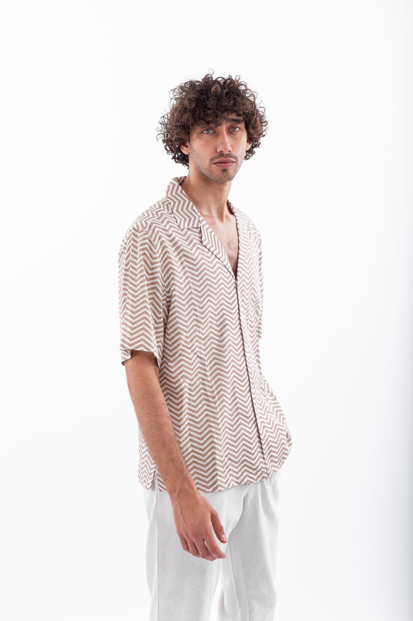 Short sleeve shirt with zigzag print