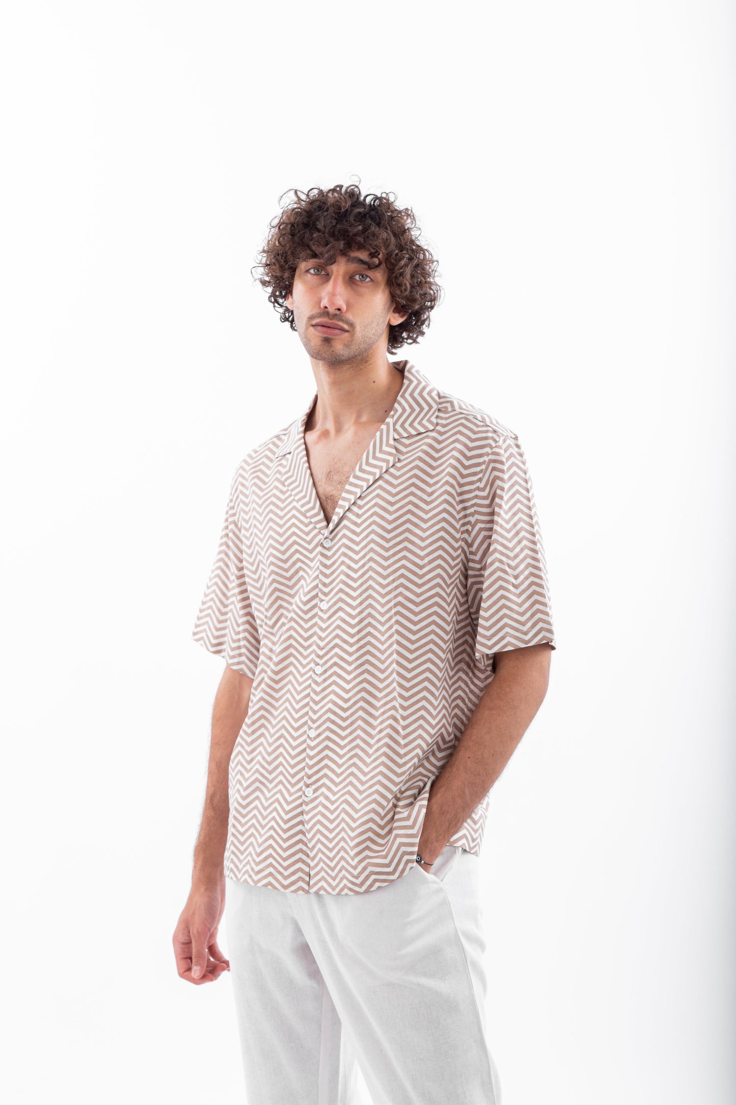 Short sleeve shirt with zigzag print