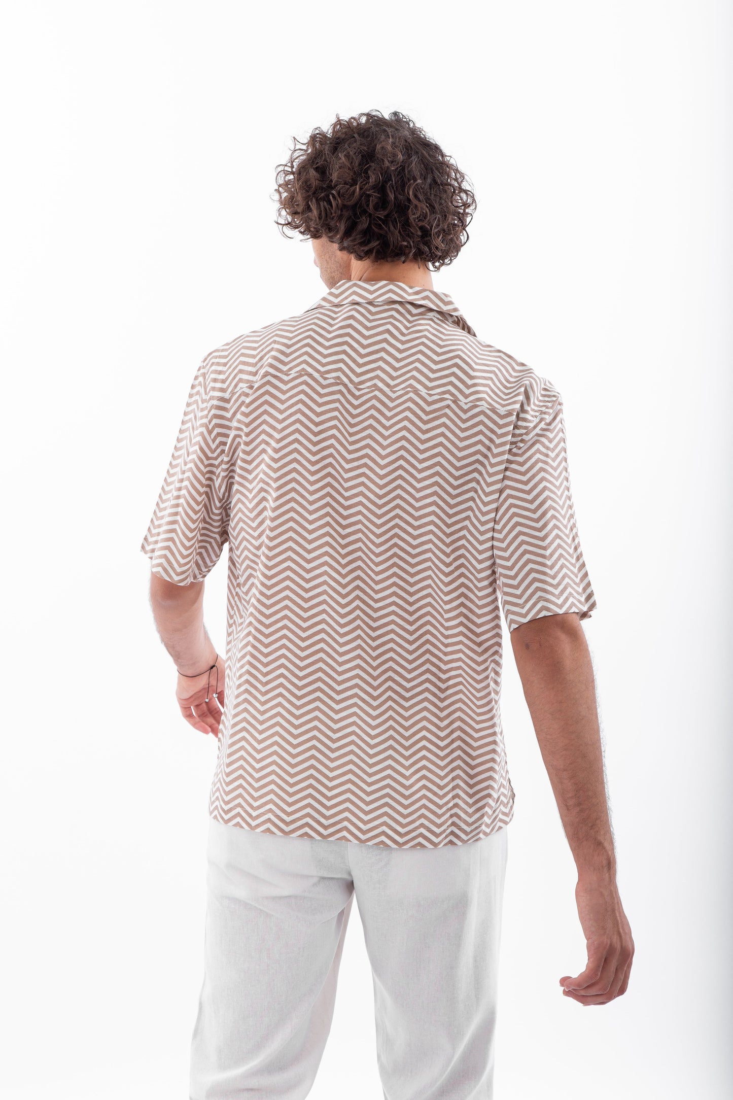 Short sleeve shirt with zigzag print