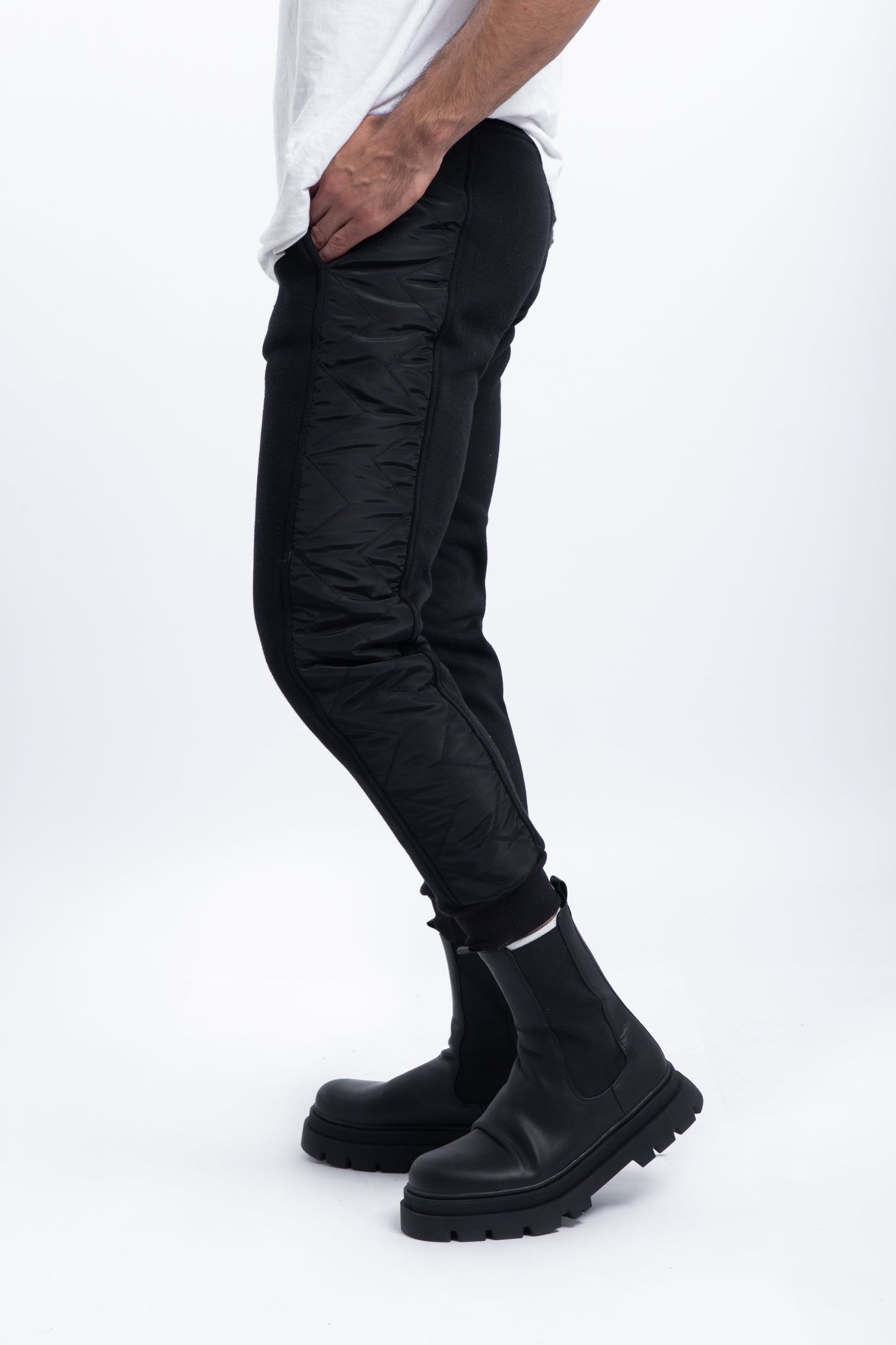 Sweat pant with zigzag waterproof side line