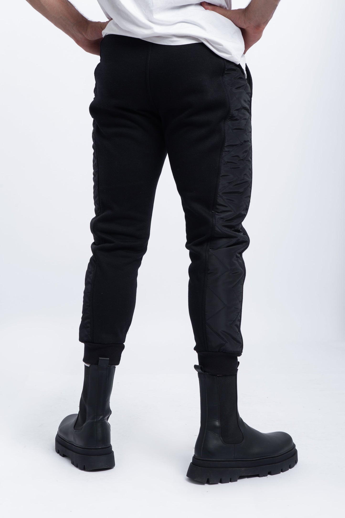 Sweat pant with zigzag waterproof side line