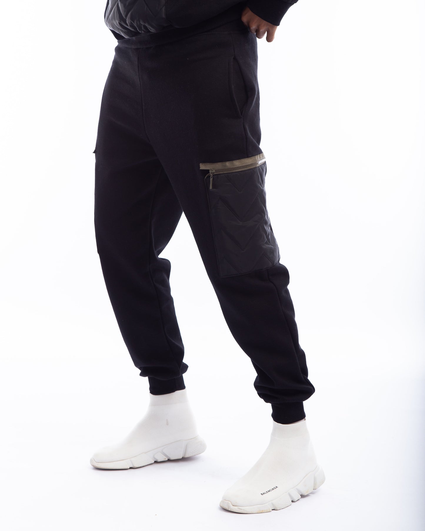 Sweat pant with zigzag waterproof pocket on side