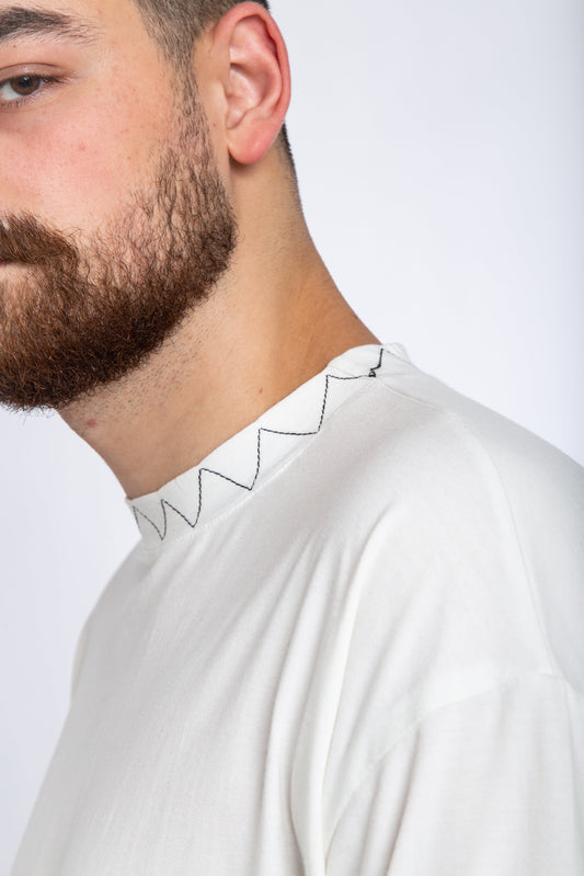 T- shirt with zigzag stitches on collar