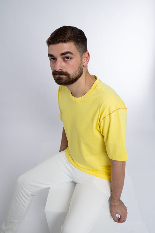 T-shirt with zigzag stitching on sleeves