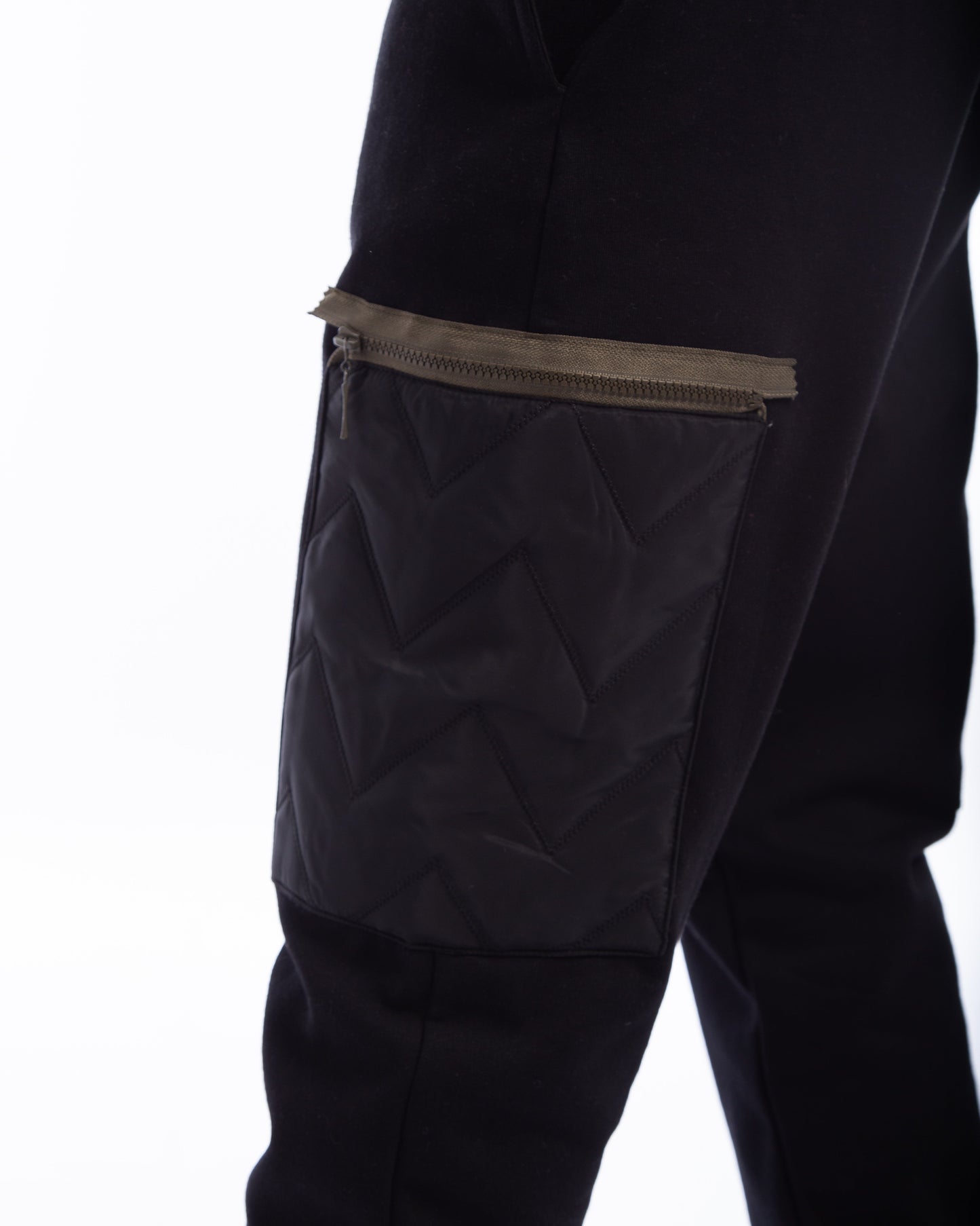 Sweat pant with zigzag waterproof pocket on side